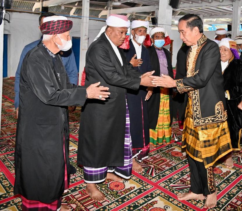 Presiden Joko Widodo saat menerima gelar Kehormatan Adat dan Budaya Kesultanan Buton, Selasa (27/9/2022) 