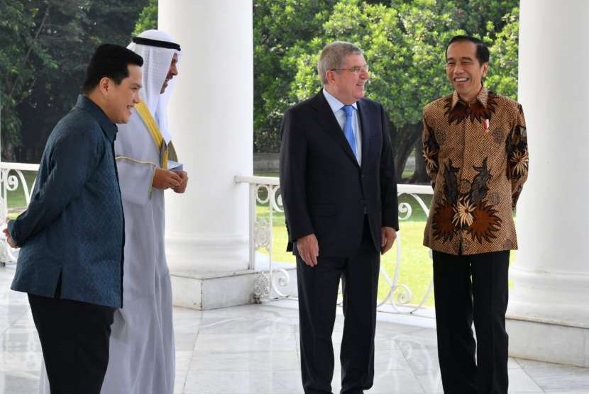 Presiden Joko Widodo saat menerima kunjungan Presiden Komite Olimpiade Internasional (IOC) Thomas Bach dan Presiden Komite Olimpiade Asia (OCA) Syeikh Ahmad Al-Fahad Al-Sabah di Istana Kepresidenan Bogor, Jawa Barat, Sabtu, (1/9).