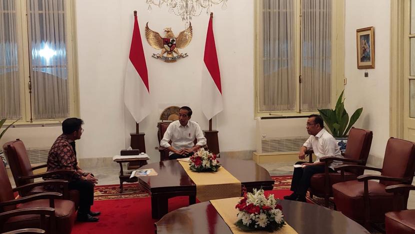 Presiden Joko Widodo saat menerima Mantan Menteri Pertanian (Mentan) Syahrul Yasin Limpo (SYL) di Istana Merdeka, Jakarta, Ahad (8/10/2023) malam.