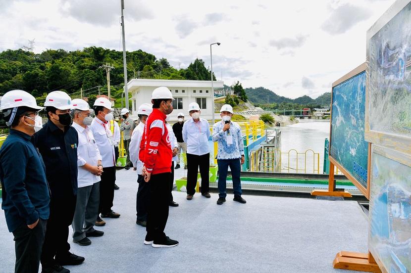 Presiden Joko Widodo saat menghadiri dan meresmikan PLTA Poso Energy 515 MW dan PLTA Malea Energy 90MW di Poso, Sulawesi Tengah, Jumat (25/2/2022).. 