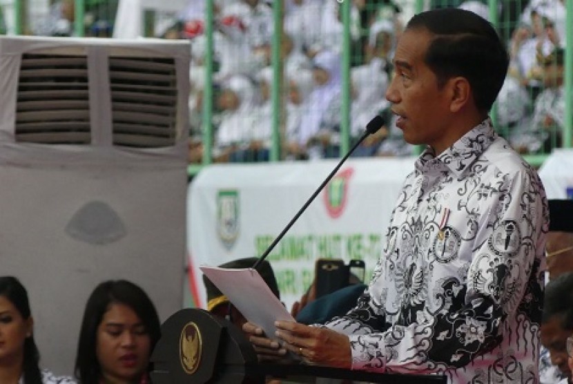 Presiden Joko Widodo saat menghadiri peringatan Hari Guru Nasional di Bekasi, Sabtu (2/12) 