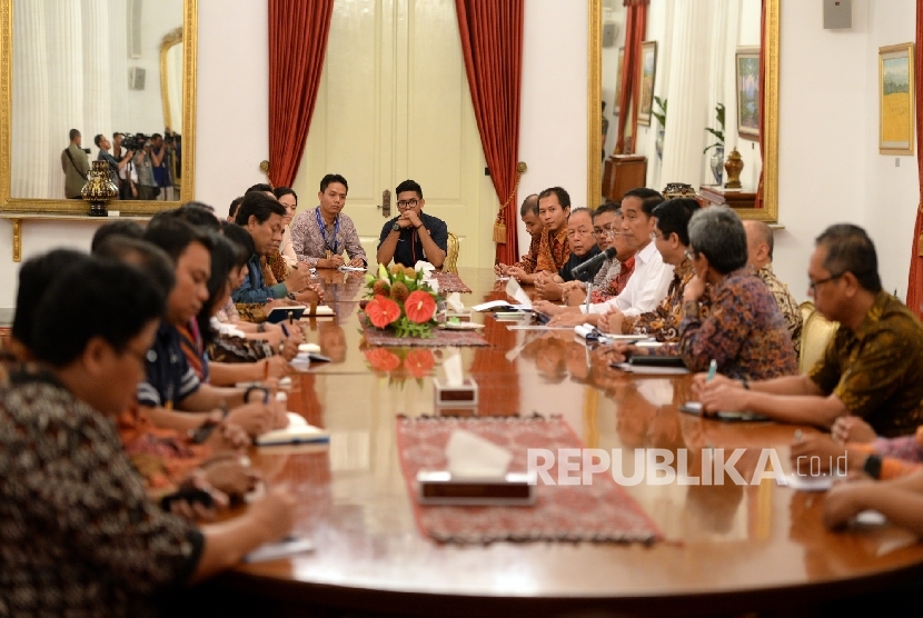 Presiden Joko Widodo saat mengumumkan Paket Kebijakan Ekonomi ke-12 di depan petinggi media di Istana Negara, Jakarta, Kamis (28/4).Republika/Wihdan Hidayat