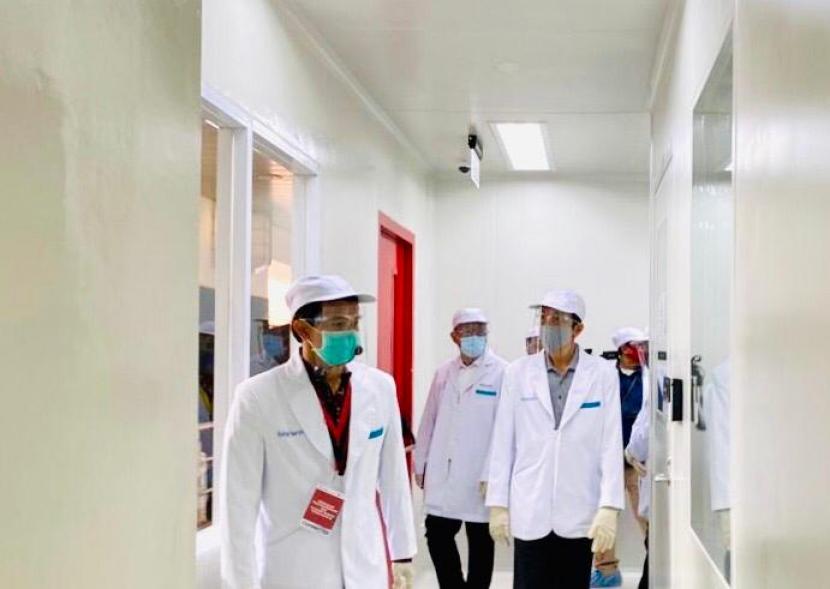 Presiden Joko Widodo  saat meninjau fasilitas produksi dan pengemasan Vaksin COVID-19 di PT Bio Farma (Persero) Bandung. Saat mengunjungi Bandung, Jabar, Presiden mengingatkan agar Jabar melakukan praktik gas dan rem tangani Covid-19.