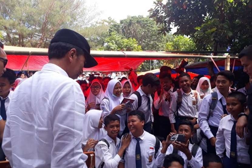 Presiden Joko Widodo saat meninjau kerusakan di sekolah SMP 6 Mataram, Senin (3/9)