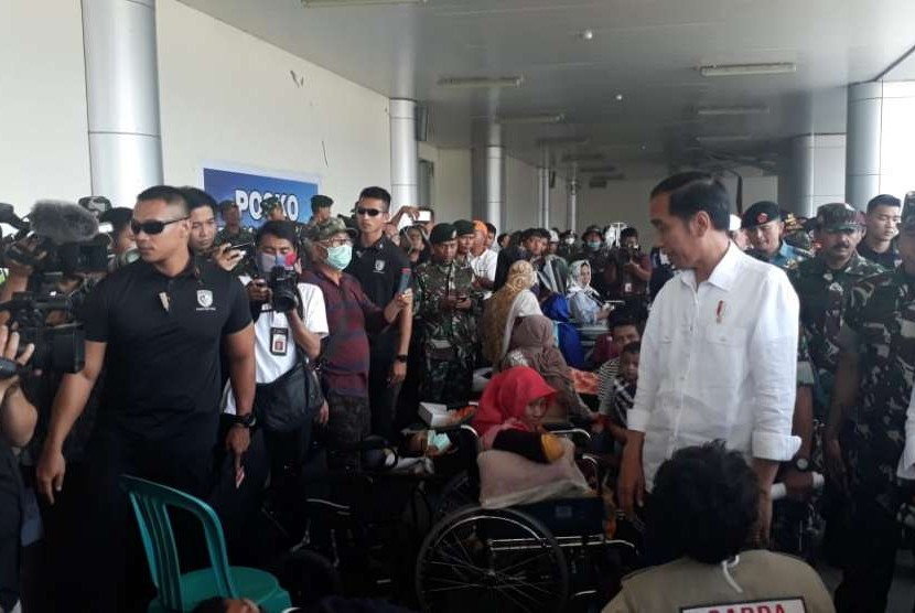 Presiden Joko Widodo saat  meninjau penanganan dampak gempa dan tsunami Palu-Donggala, Sulawesi Tengah pada Rabu (2/10). Sebelum meninjau lokasi yang terdampak gempa dan tsunami Palu-Donggala, Jokowi lebih dahulu meninjau pasien korban gempa yang dirawat di posko kesehatan wilayah bandara.