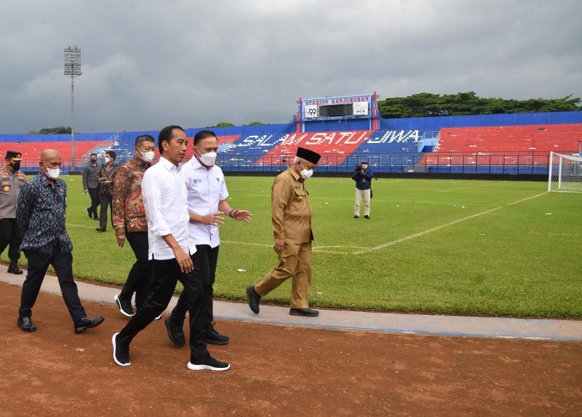 Presiden Joko Widodo saat meninjau Stadion Kanjuruhan di Malang, Jawa Timur.