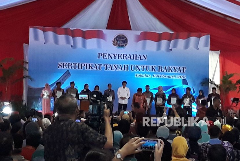 Presiden Joko Widodo saat menyerahkan sertifikat tanah gratis di Lapangan Makkatang Daeng Sibali, Takalar, Makassar, Sulawesi Selatan, Kamis siang (15/2).