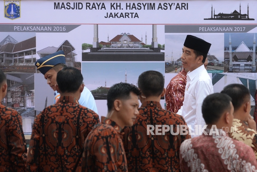 Presiden Joko Widodo saat meresmikan Masjid Raya KH Hasyim Asy'ari, Jakarta, Sabtu (15/4).