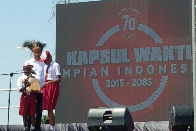 Presiden Joko Widodo saat meresmikan pembangunan monumen kapsul waktu.