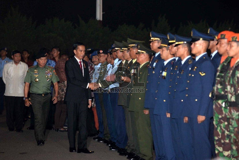  Presiden Joko Widodo saat pelepasan jenazah korban jatuhnya pesawat Hercules C–130 di Landasan Udara Militer Halim Perdanakusuma, Jakarta, Rabu (1/7).  (Republika/Yasin Habibi)