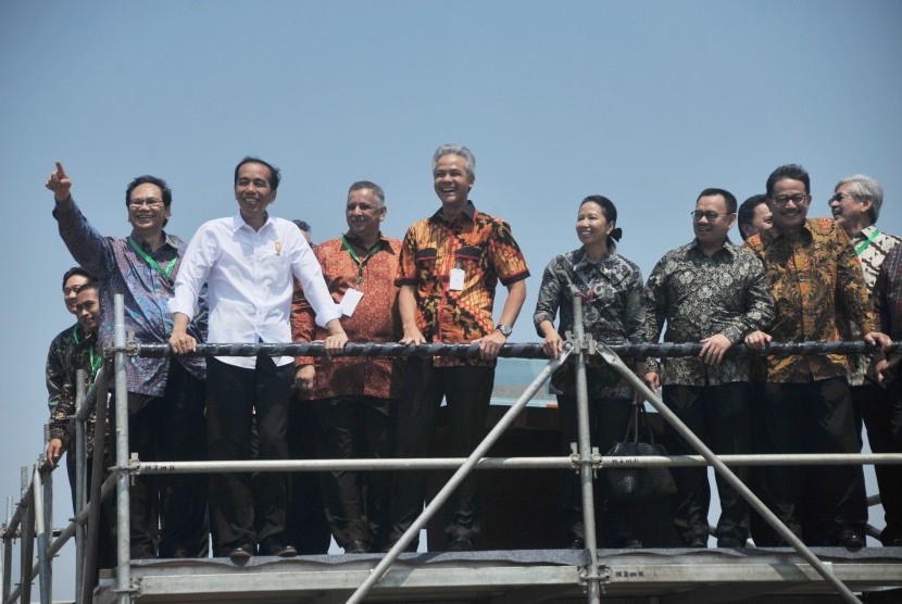 Presiden Joko Widodo saat peresmian proyek PLTU Batang di kawasan Desa Ujung Negoro, Kabupaten Batang, Jawa Tengah, Jumat (28/8).