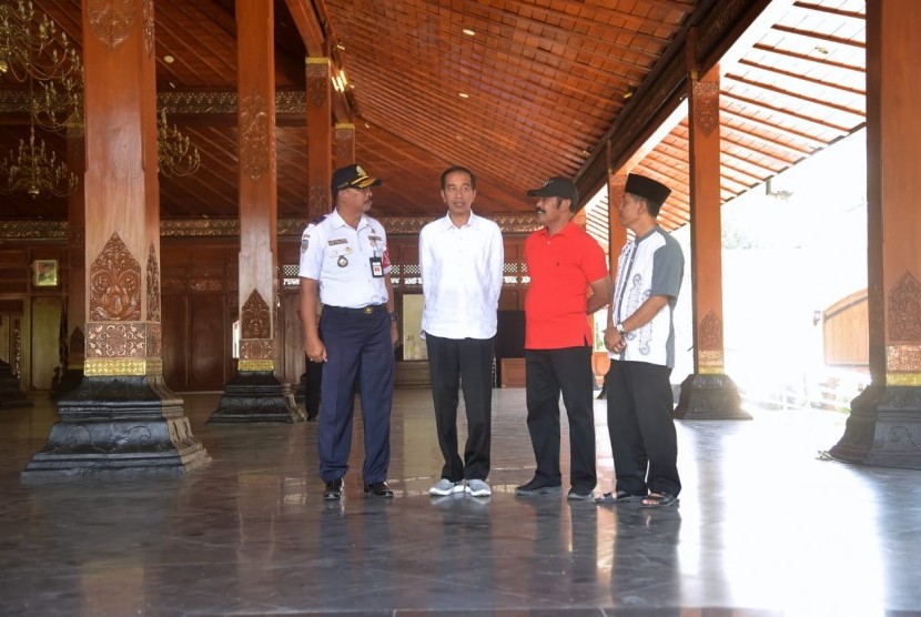 Presiden Joko Widodo saat pulang ke Solo melakukan silaturahmi ke masyarakat sekitar dam meninjau kantor Walikota Surakarta, Ahad (17/8).