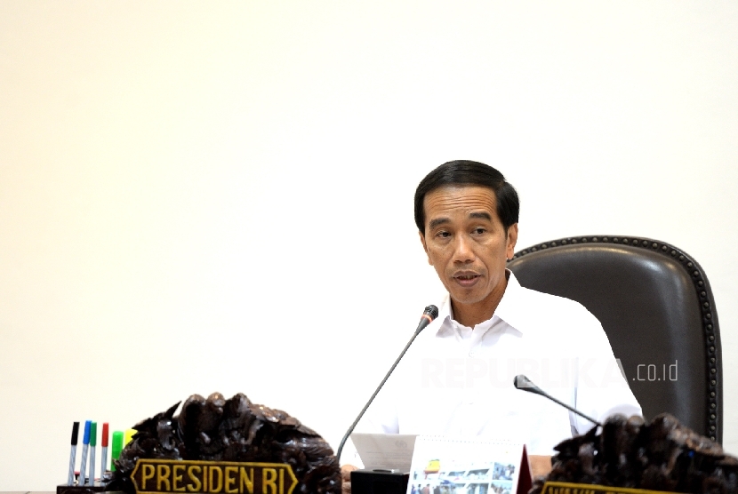 Presiden Joko Widodo saat rapat terbatas peningkatan pelayanan publik di Kantor Kepresidenan, Jakarta, Kamis (28/4). (Republika/Wihdan) 