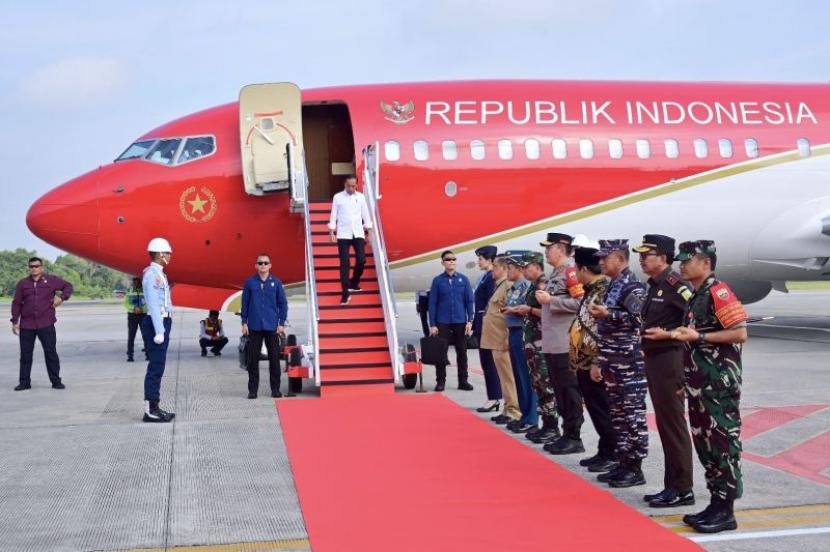 Presiden Joko Widodo saat tiba di Bandara Internasional Sultan Syarif Kasim II, Kota Pekanbaru, Provinsi Riau, Jumat (31/5/2024)