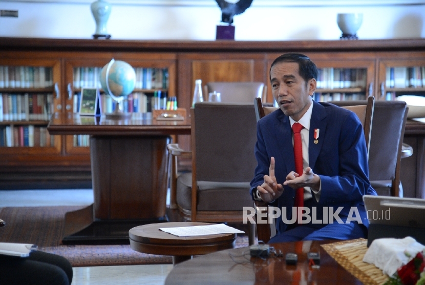 Presiden Joko Widodo saat wawancara dengan Republika di Istana Bogor, Jawa Barat, Senin (29/5).