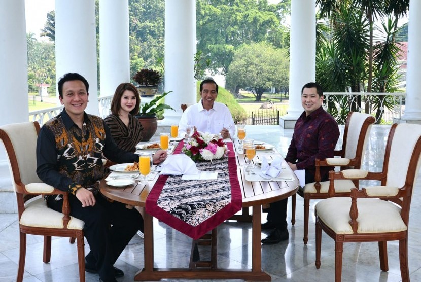 Presiden Joko Widodo santap siang bersama Ketua Umum Partai Perindo Hary Tanoesoedibjo, Ketua Umum PSI Grace Natalie dan Ketua Umum PKPI Diaz Hendropriyono, Sabtu siang (28/7). 