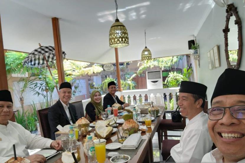 Presiden Joko Widodo santap siang dengan Ganjar Pranowo dan Prabowo Subianto di Pekalongan, Jawa Tengah, Selasa (29/8/2023). 