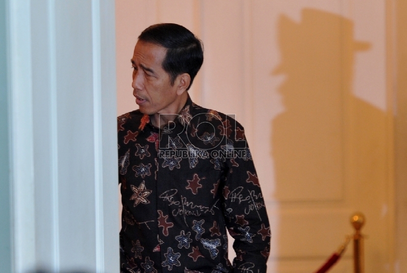 Presiden Joko Widodo sebelum memimpin rapat dengan Dirjen Penyelenggara Haji dan Umrah Kementerian Agama di Istana Bogor, Jawa Barat, Senin (16/2).