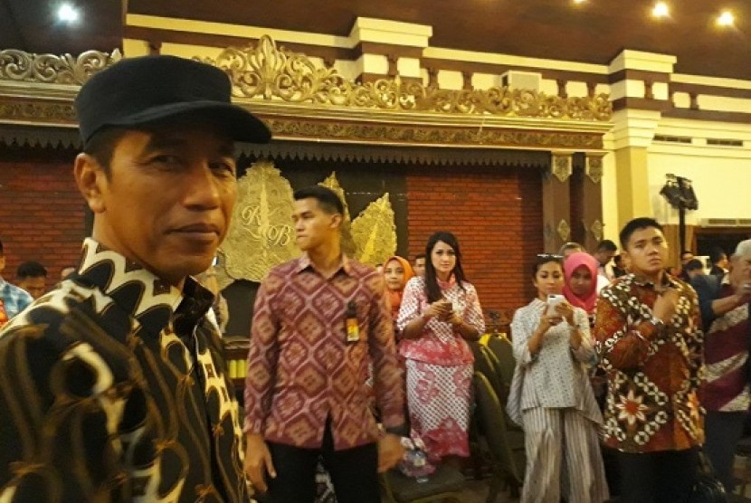 Presiden Joko Widodo secara langsung meninjau persiapan pernikahan putrinya Kahiyang Ayu di Graha Saba Buwana, Senin (6/11) malam 