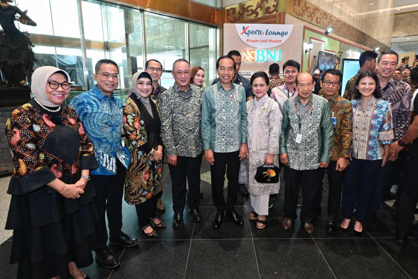 Presiden Joko Widodo sempat berkunjung ke Booth BNI Xpora Lounge dan disambut langsung oleh Direktur Utama BNI Royke Tumilaar, Wakil Direktur BNI Adi Sulistyowati, beserta direksi lainnya.