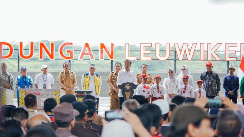 Presiden Joko Widodo telah meresmikan Bendungan Leuwikeris garapan PT Waskita Karya (Persero) Tbk di Kabupaten Tasikmalaya, Jawa Barat, pada hari ini, Kamis (29/8/2024). Bendungan tersebut diyakini dapat mendukung pengelolaan air di Indonesia.