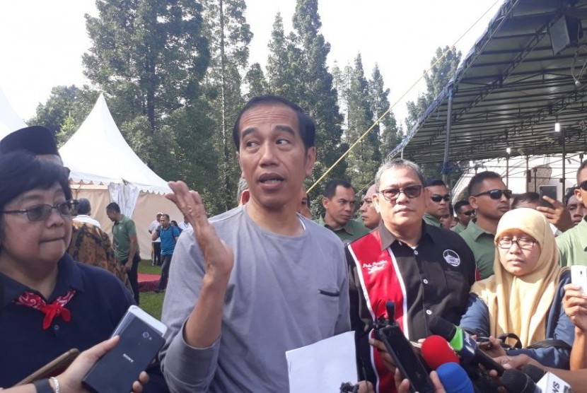 Presiden Joko Widodo (tengah)