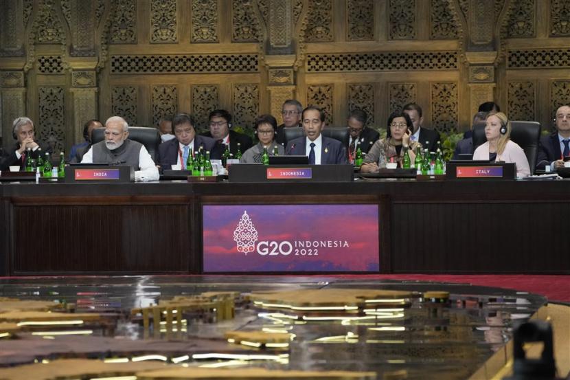  Presiden Joko Widodo (tengah) berbicara di samping Perdana Menteri Italia Giorgia Meloni (kanan) dan Perdana Menteri India Narendra Modi (2-kiri) selama KTT Pemimpin G20 di Bali, Indonesia, Selasa, 15 November 2022. Kelompok Dua Puluh Ke-17 (G20) KTT Kepala Negara dan Pemerintahan berlangsung dari 15 hingga 16 November 2022.