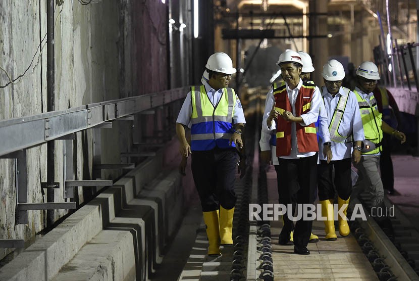 Presiden Joko Widodo (tengah) berbincang dengan Gubernur DKI Jakarta Anies Baswedan (kiri) saat meninjau proyek MRT di Stasiun Bundaran Hotel Indonesia, Jakarta, Rabu (7/3). 