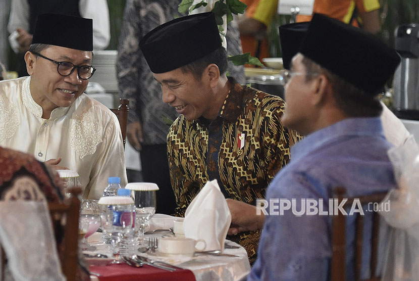 Presiden Joko Widodo (tengah) berbincang dengan Ketua MPR Zulkifli Hasan (kiri).