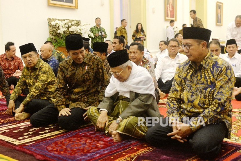 Presiden Joko Widodo (tengah) berbincang dengan Ketua MUI KH Maruf Amin saat buka bersama jajaran kabinet kerja di Istana Bogor, Jawa Barat, Senin (29/5). 