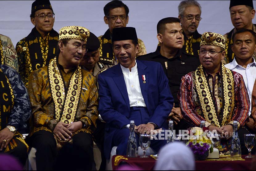 Presiden Joko Widodo (tengah) berbincang dengan Ketua Umum Ikatan Cendekiawan Muslim Indonesia (ICMI) Jimly Asshiddiqie (kiri) ketika menghadiri acara Silaturahmi Kerja Nasional (Silaknas) ICMI tahun 2018 di Bandar Lampung, Lampung, Kamis (6/12)