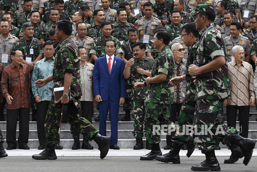 Presiden Joko Widodo (tengah) berbincang dengan mantan Wakil Presiden Try Sutrisno (kedua kanan), Menkopolhukam Wiranto (ketiga kiri), Kapolri Jenderal Pol Tito Karnavian (kedua kiri) dan Panglima TNI Marsekal TNI Hadi Tjahjanto (kanan) usai Rapat Pimpinan Tentara Nasional Indonesia (TNI) dan Polri Tahun 2019 di Kompleks Istana Kepresidenan, Jakarta, Selasa (29/1/2019). 