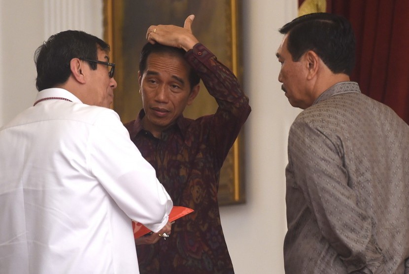 Presiden Joko Widodo (tengah) berbincang dengan Menkumham Yasonna Laoly (kiri)