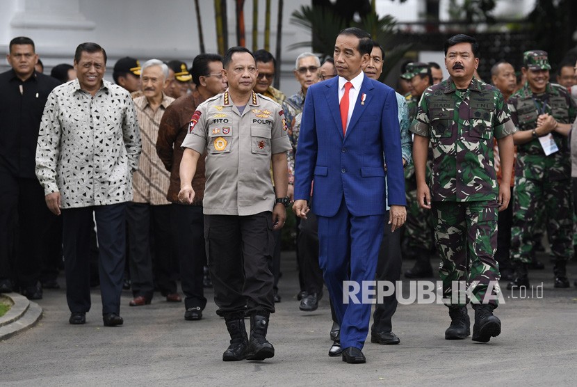 Presiden Joko Widodo (tengah) berbincang dengan Menkopolhukam Wiranto (ketiga kanan), Kapolri Jenderal Pol Tito Karnavian (ketiga kiri) dan Panglima TNI Marsekal TNI Hadi Tjahjanto (kedua kanan) usai Rapat Pimpinan Tentara Nasional Indonesia (TNI) dan Polri Tahun 2019 di Kompleks Istana Kepresidenan, Jakarta, Selasa (29/1/2019). 