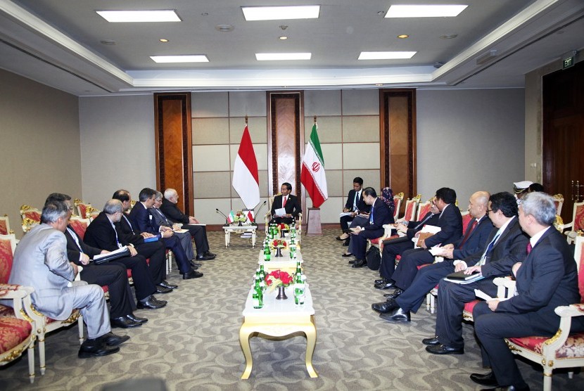 Presiden Joko Widodo (tengah) berbincang dengan Menlu Iran Mohammad Javad Zarif (ketujuh kiri) bersama delegasi dalam pertemuan bilateral di sela-sela KTT Luar Biasa ke-5 OKI di JCC, Jakarta, Senin (7/3).