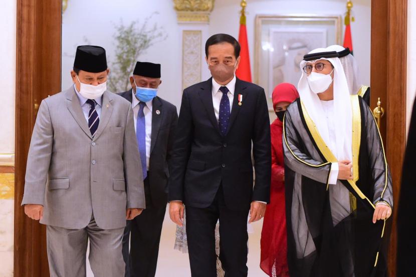 Presiden Joko Widodo (tengah) berbincang dengan Menteri Pertahanan Prabowo Subianto (kiri) dan Menteri Energi dan Infrastruktur UEA Suhail Mohammed Al Mazroei (kanan) setibanya di Abu Dhabi, Uni Emirat Arab (UEA), Jumat (1/7/2022). Kunjungan Presiden Jokowi ke UEA diantaranya untuk membahas kerja sama ekonomi dan investasi.