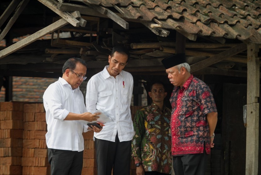 Presiden Joko Widodo (tengah) berbincang dengan Menteri Sekertaris Negara Pratikno (kiri) dan Menteri PUPR Basuki Hadimuljono (kanan) tentang persiapan pernikahan Kahiyang Ayu-Bobby Nasution di sekitar kediaman pribadi Presiden di Sumber, Solo, Jawa Tengah, Senin (6/11). 