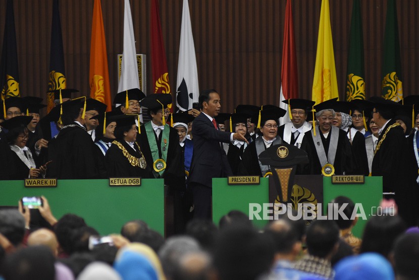 Presiden Joko Widodo (tengah) berbincang dengan para guru besar UI di sela sidang terbuka Dies Natalis UI ke-68 di Balairung Universitas Indonesia, Depok, Jawa Barat, Jumat (2/2).