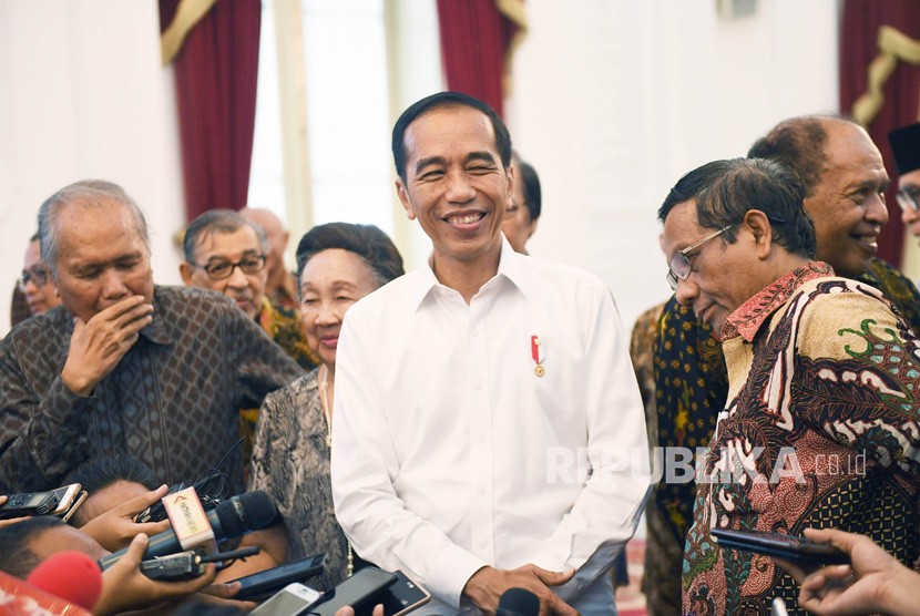 Presiden Joko Widodo (tengah) berbincang dengan sejumlah tokoh dan budayawan usai pertemuan di Istana Merdeka, Jakarta, Kamis (26/9/2019).