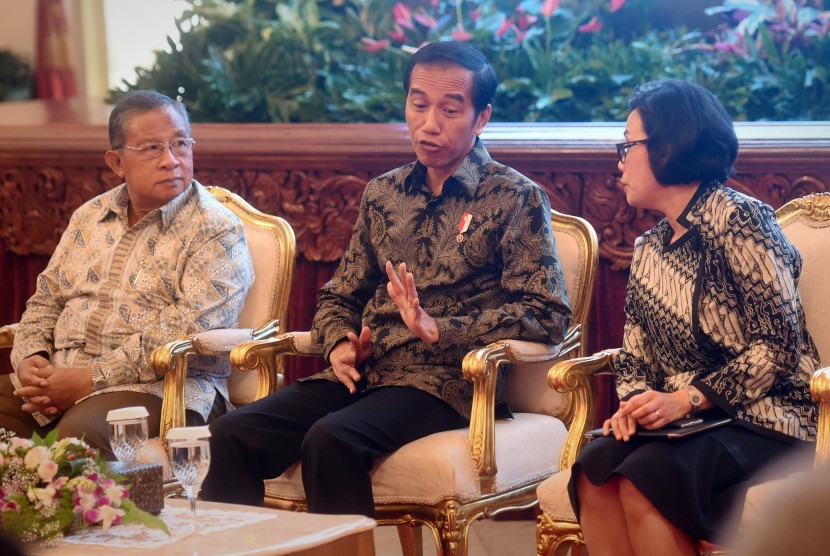 Presiden Joko Widodo (tengah) berdialog dengan Menteri Keuangan Sri Mulyani Indrawati (kanan) serta Menko Perekonomian Darmin Nasution (kiri). 