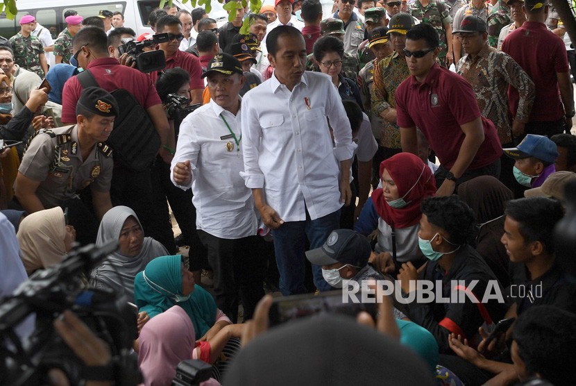 Presiden Joko Widodo (tengah) berdialog dengan warga ketika mengunjungi lokasi terdampak tsunami Selat Sunda di Desa Kunjir, Rajabasa Lampung Selatan, Lampung, Rabu (2/1/2019).