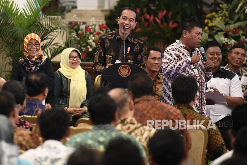 President Joko Widodo (center) meets representatives of Indonesian fishermen at State Palace, Jakarta, Tuesday (Jan 22).