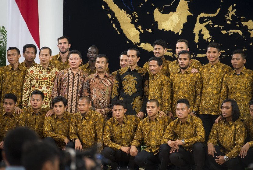 Presiden Joko Widodo (tengah) berfoto bersama dengan Manager berdialog dengan manager, pelatih dan sejumlah pemain Persib Bandung pada acara Silahturahim dengan peserta Turnamen Sepakbola Piala Presiden Tahun 2015 di Istana Negara, Jakarta, Senin (19/10). 