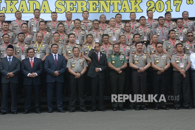  Presiden Joko Widodo (tengah) berfoto bersama pejabat tinggi usai pembukaan Rapim Polri 2017 di Auditorium PTIK, Jakarta, Rabu (25/1). 