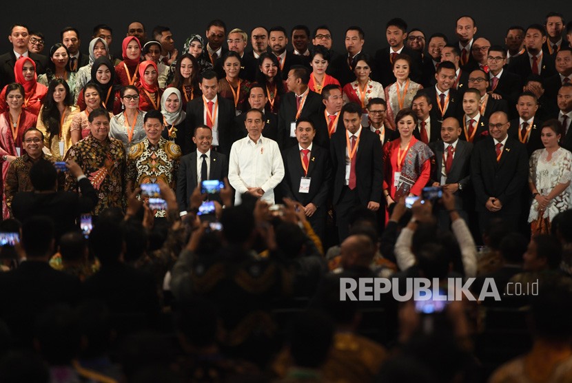 Presiden Joko Widodo (tengah) berfoto bersama sejumlah pengurus dan anggota Badan Pengurus Pusat Himpunan Pengusaha Muda Indonesia (BPP HIPMI) periode 2019-2022 usai acara pelantikan di Jakarta, Rabu (15/1/2020).