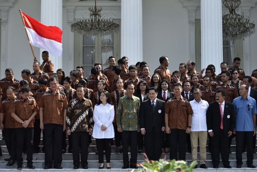 Presiden Joko Widodo (tengah) berfoto bersama usai upacara pelepasan Kontingen Indonesia menuju Olimpiade Rio de Janeiro di halaman Istana Merdeka, Jakarta, Rabu (22/6). 