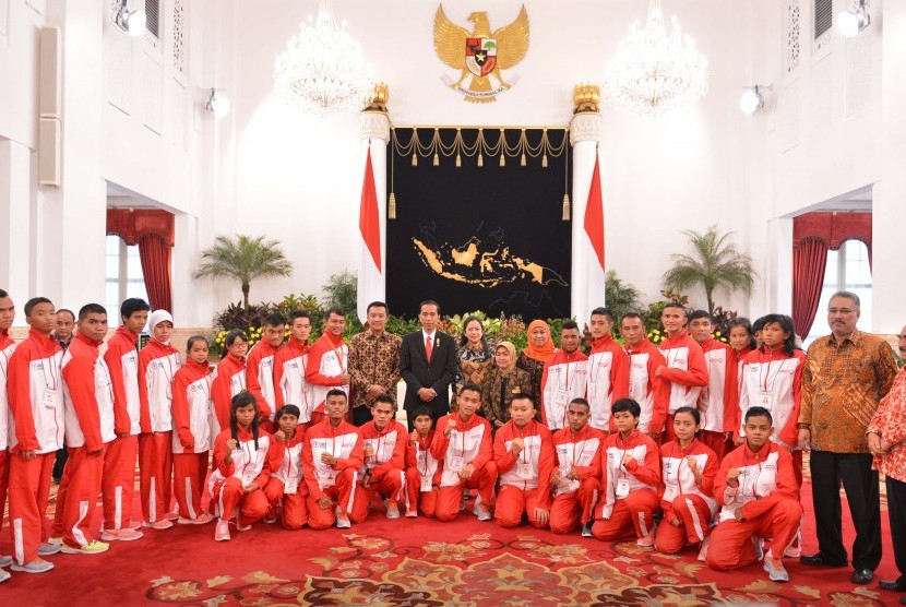 Presiden Joko Widodo (tengah) berfoto dengan anggota Kontingen Special Olympics Indonesia (SOIna) di Istana Negara, Jakarta, Rabu (15/7).