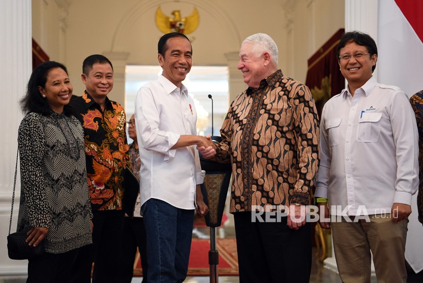 President Joko Widodo (center) shakes hand with CEO Freeport McMoRan Richard Adkerson after delivering his statement on the payment of PT Freeport Indonesia divestment at Merdeka Palace, Jakarta, Friday (Dec 21). 