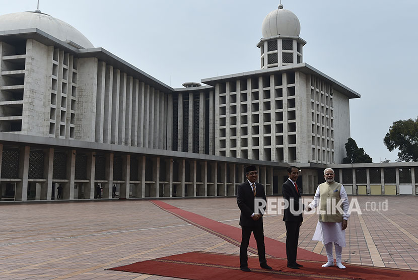 Presiden Joko Widodo (tengah) berjabat tangan dengan PM India Narendra Modi (kanan) disaksikan Wakil Ketua Badan Pelaksana Pengelola Masjid Istiqlal Bahrul Hayat ketika mengunjungi Masjid Istiqlal, Jakarta, Rabu (30/5). 