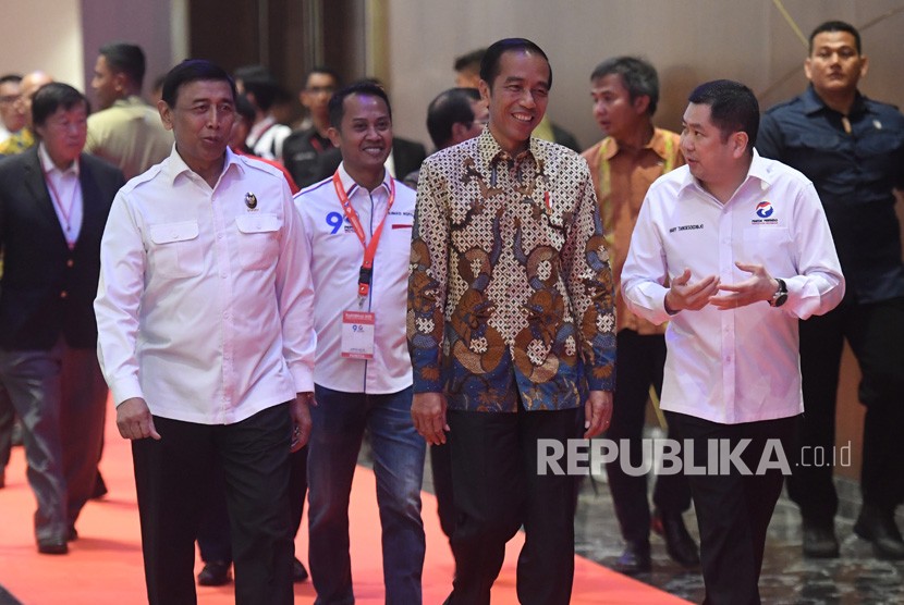 Presiden Joko Widodo (tengah) berjalan bersama Ketua Umum Perindo Hary Tanoesoedibjo (kanan) dan Menko Polhukam Wiranto (kiri) saat menghadiri Rakornas Perindo 2019 di Jakarta, Selasa (19/3/2019).